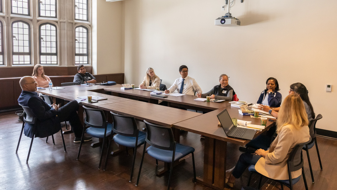 The national seminar on “Evolutionary Medicine,” led by Paul E. Turner, Rachel Carson Professor of Ecology and Evolutionary Biology at Yale University, May 2024.