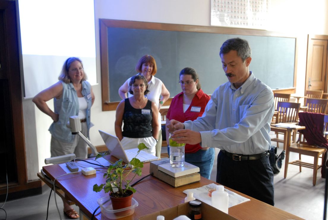 The national seminar on &quot;Renewable Energy,&quot; July 2007. (Left to right: National Fellow Connie Scercy Wood, Charlotte; Amy Ringwood, Assistant Professor of Biology, University of North Carolina at Charlotte; National Fellows Georgia Redonet, Houston; Jennifer B. Esty, New Haven; and seminar leader Gary W. Brudvig.)