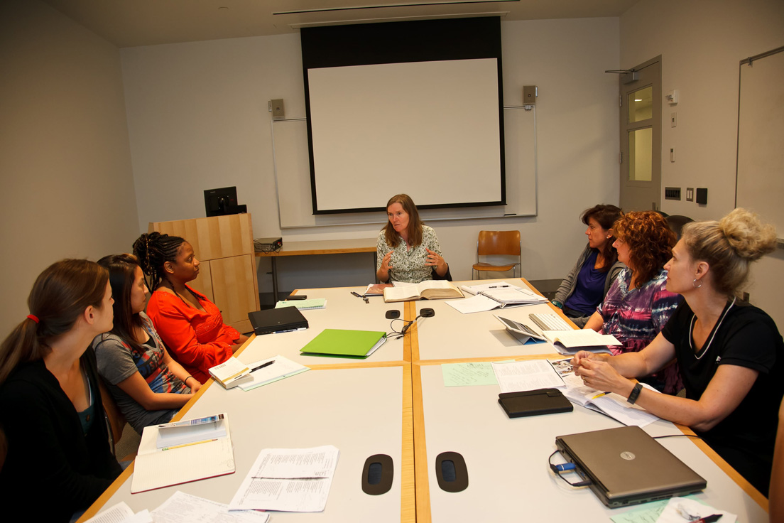 The national seminar on "The Art of Reading People: Character,
Expression, Interpretation," July 2011. (Left to right: National Fellows
Sarah H. Kiesler, Richmond; Lori Hiura, San Jos?; Stacia D. Parker,
Philadelphia; seminar leader Jill Campbell; National Fellows Elizabeth
R. Lasure, Charlotte; Gretchen Wolfe, New Castle County; and Nancy
Ventresca, New Castle County.)